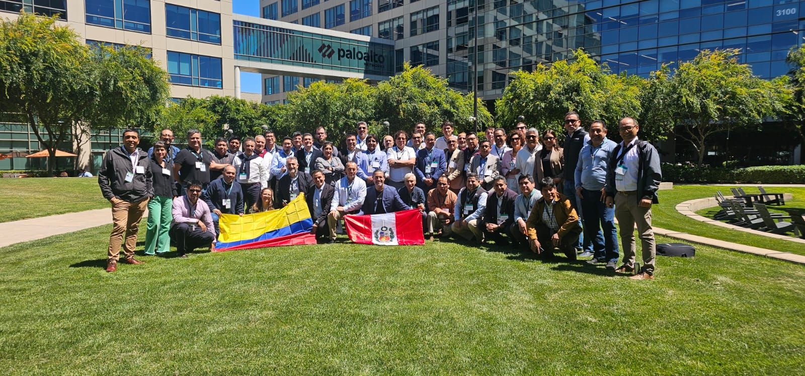 La delegación 2026 con las banderas de Perú y Colombia en Palo Alto Networks